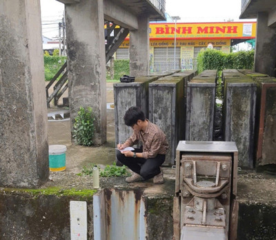 Kiểm tra chất lượng nước tại hệ thống công trình thủy lợi Quản Lộ Phụng Hiệp